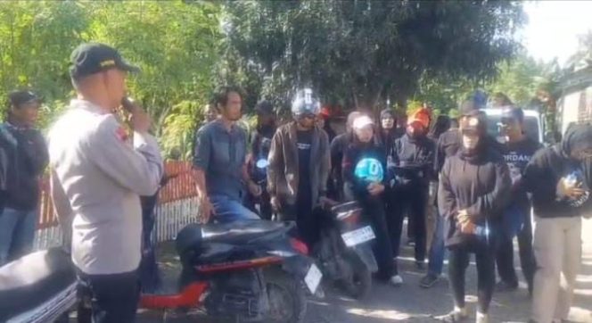 
 Kapolsek Awangpone Berikan Himbauan Kepada Peserta Unjuk Rasa Pembebasan Lahan Bandara Arung Palakka