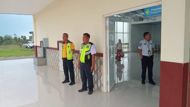
 Polsek Awangpone Memantau Keberangkatan ATR FLYJAYA Menuju Kendari Pada Minggu Ketiga Desember 2025 
