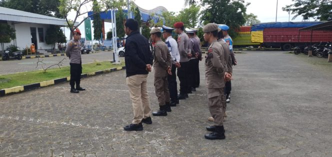 
 Jelang Perayaan Natal Dan Tahun Baru, Personil Posyan Pelabuhan Bajoe Lakukan Pengaman