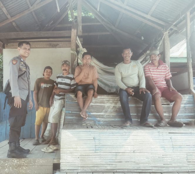
 Bhabinkamtibmas Polsek Awangpone Laksanakan Pembinaan Satkamling di Dusun Awaccung Desa Carebbu