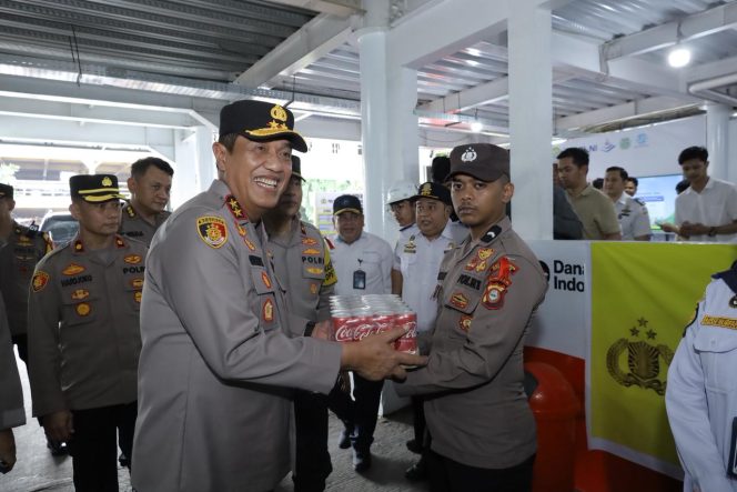 
 Kapolda Sulsel Bersama Tim Supervisi Mabes Polri Tinjau Pos Pengamanan Operasi Lilin 2025