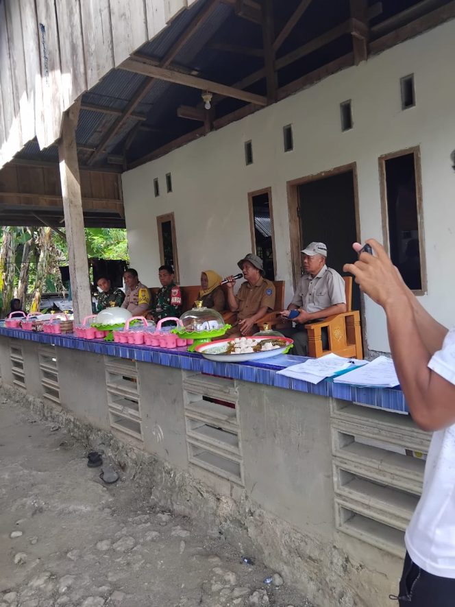 
 Penyaluran bantuan rodentisida oleh Dinas TPHP (tanaman pangan holtikultura dan perkebunan) didesa mattampae, dihadiri oleh bhabinkamtibmas Polsek Ponre