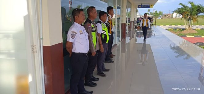 
 Polsek Awangpone Memantau Keberangkatan ATR FLYJAYA Menuju Balikpapan Pada Minggu Keempat Desember 2025
