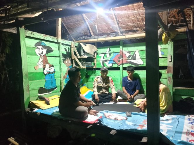 
 Polsek Awangpone Melaksanakan Pembinaan Sat Kamling Lapuse Di Desa Jaling