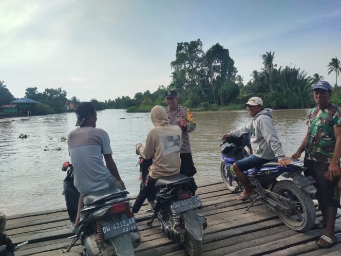 
 ‎Jelang Pergantian Tahun, Bhabinkamtibmas Polsek Cenrana Tingkatkan Patroli Dialogis Berikan Imbauan Kamtibmas