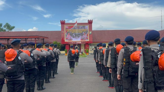 
 Kapolda Sulsel Pimpin Apel Pemberangkatan 100 Personel Satbrimob BKO ke Aceh untuk Tugas Kemanusiaan