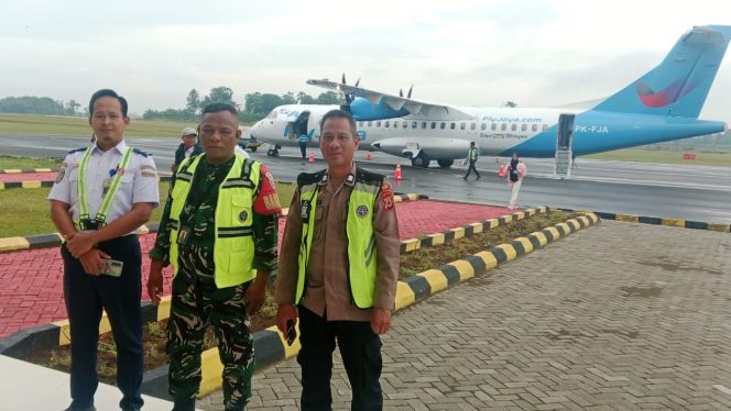 
 Dalam Rangka Operasi Lilin 2025 Polsek Awangpone Amankan Bandara Arung Palakka 
