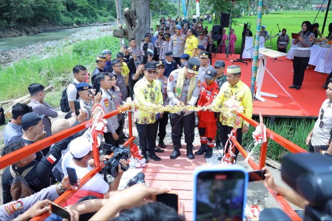 
 Kapolda Sulsel Resmikan Jembatan Gantung Satya Haprabu Lakellu di Desa Watu, Kabupaten Soppeng