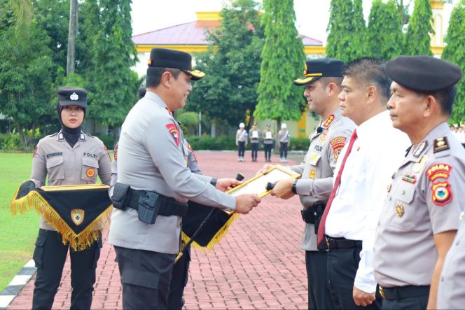 
 Kapolda Sulsel Pimpin Upacara Pemberian Penghargaan dan PTDH Personel Polda Sulsel, Tegakkan Reward and Punishment