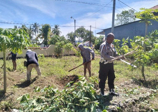 
 Benahi Kebun Polsek, Aiptu Budi Semangat Bersama Anak Muda