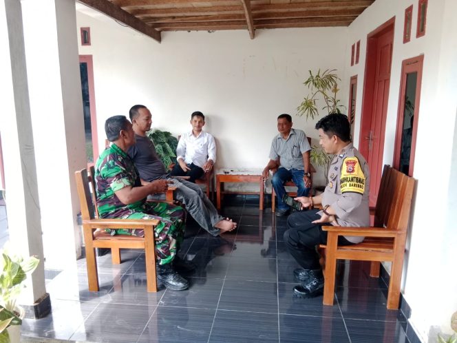 
 Bhabinkamtibmas Polsek Barebbo dan Babinsa Gelar Sambang Serta Sampaikan Pesan Kamtibmas