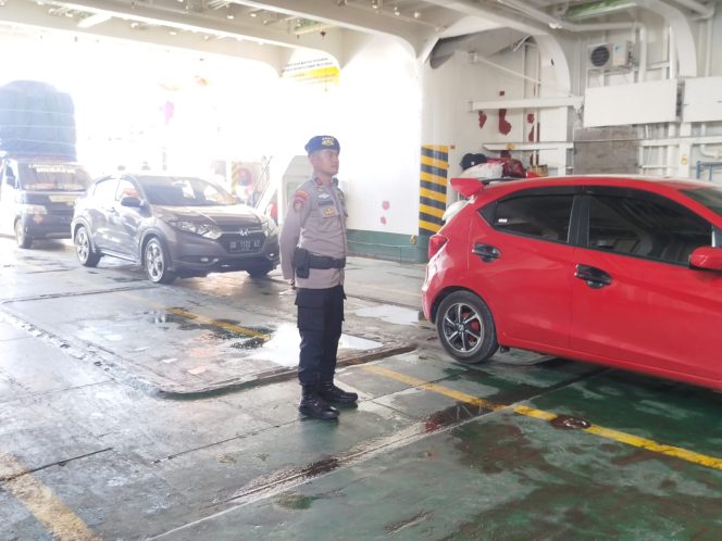 
 Personil Satpolairud Polres Bone Tetap Siaga Melakukan Pengamanan Menjelan Nataru