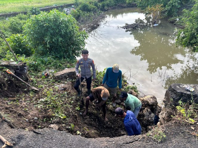 
 Bersama Warga, Bhabinkamtibmas Gotong Royong Membersihkan Pinggiran Sungai