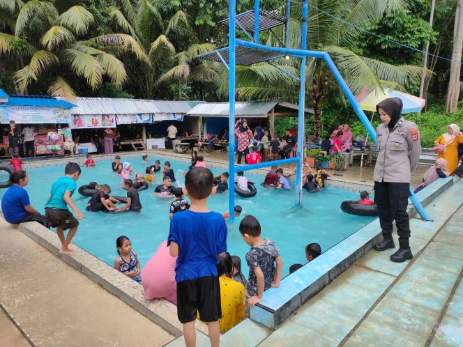 
 Polwan Bhabinkamtibmas Brigadir Adyani Lakukan Pemantauan di Objek Wisata Kolam Renang Pondok Kelapa