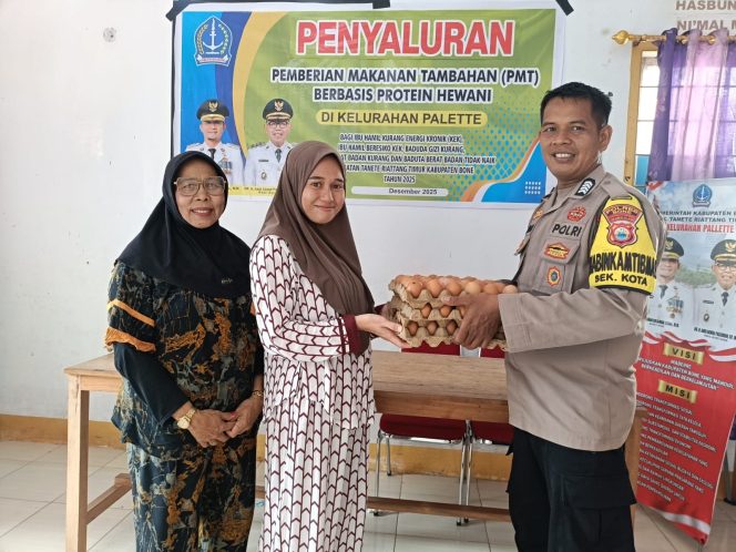 
 Bhabinkamtibmas Dampingi Sosialisasi Pemberian Makanan Tambahan di Kelurahan Pallette dan Waetuwo