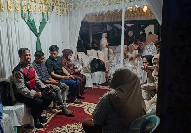 
 Wujud Pengabdian, Personil Polsek Tellu Siattinge Lakukan Pengamanan Pesta Pernikahan