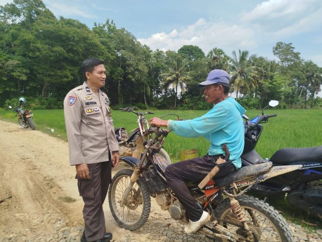 
 Aiptu Andi Rustam Menyapa Warga Saat Melaksanakan Kegiatan Sambang Desa