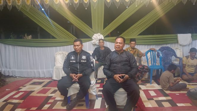 
 Hadir di Pesta Pernikahan, Personil Polsek Tellu Siattinge Lakukan Pengamanan Untuk Menjamin Rasa Aman Warga