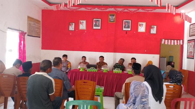 
 Bhabinkamtibmas Polsek Tanete Riattang Hadiri Rapat Program Kerja Kelurahan Pappolo
