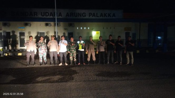 
 Kapolsek Awangpone Pimpin Patroli Gabungan Dalam Rangka Pemantauan Kamtibmas Menyambut Tahun Baru 2026