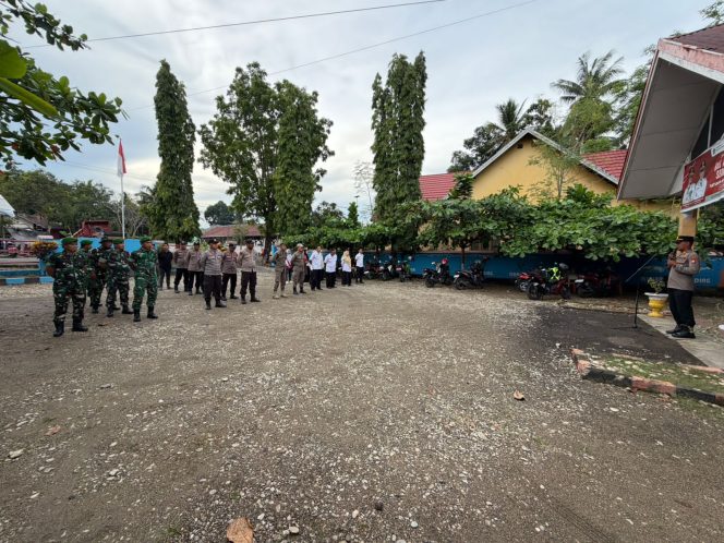 
 Kapolsek Awangpone Pimpin Apel Bersama Pengamanan Menyambut Tahun Baru 2026 Di Kecamatan Awangpone