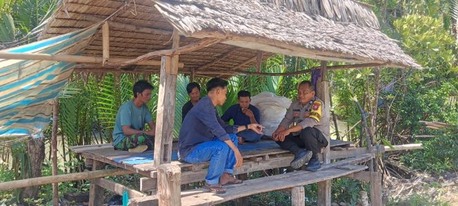 
 Bhabinkamtibmas Polsek Awangpone Laksanakan Pembinaan Satkamling Dusun Larokka Desa Carigading