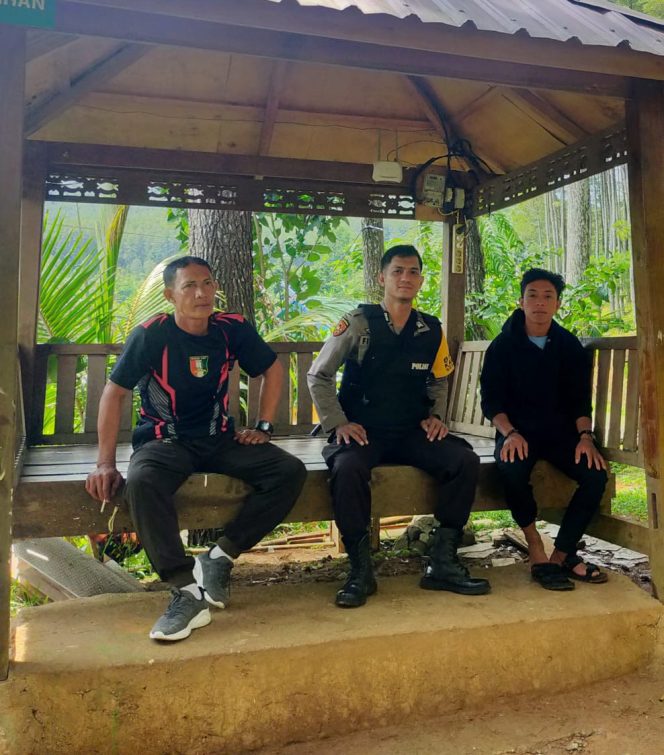 
 Bhabinkamtibmas Polsek Awangpone Laksanakan Pembinaan Satkamling di Dusun Boccoe Desa Carebbu