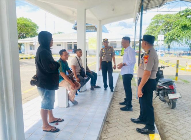 
 Pantau Langsung Dan Temui Pengguna Jasa, Pastikan Situasi Tetap Kondusif Di Pelabuhan Bajoe