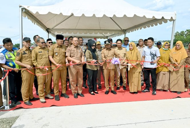 
 Kapolsek Awangpone Menghadiri Peresmian Jalan Beton Akses Bandara Arung Palakka di Awangpone