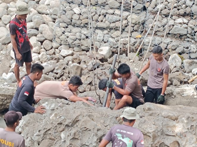 
 Brimob Polda Sulsel Bangun Jembatan Darurat di Kab. Barru, Bantu Akses Masyarakat