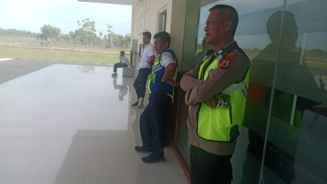 
 Polsek Awangpone Pantau Penerbangan ATR FLYJAYA Menuju Makassar Pada Minggu Kedua Januari 2026