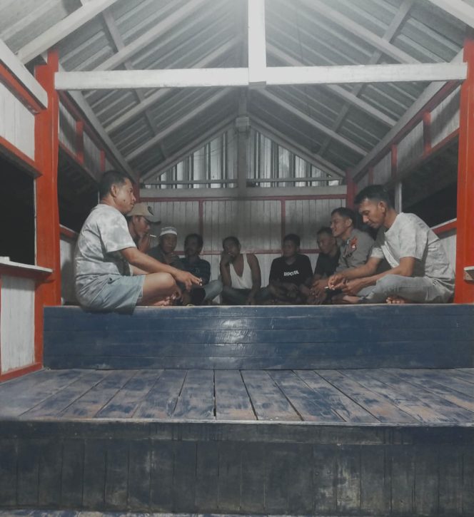 
 Bhabinkamtibmas Polsek Awangpone Melaksanakan Pembinaan Satkamling di Dusun Carebbu Desa Carebbu