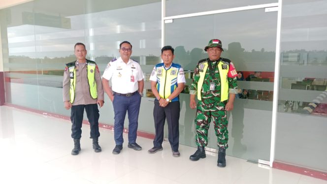 
 Polsek Awangpone Memantau Keberangkatan ATR FLYJAYA Menuju Balikpapan Dengan Pilot Marifat Co pilot ADITYA