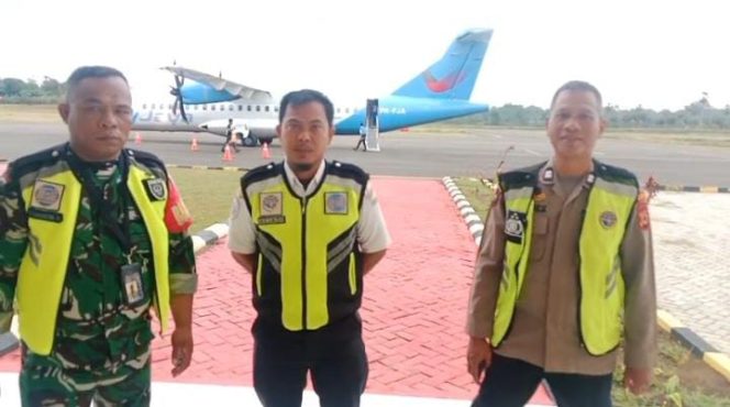 
 Polsek Awangpone Memantau Keberangkatan ATR FLYJAYA Ke Makassar Dengan Pilot Marifat Aresto Umar