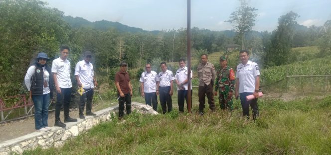 
 Bhabinkamtibmas Polsek Ponre melaksanakan pendampingan pada tim monev didesa Binaannya