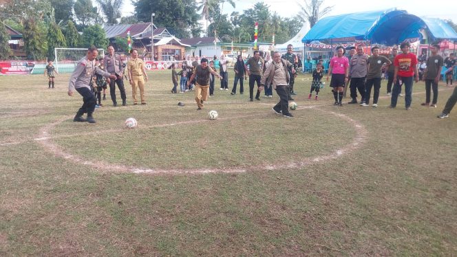 
 Kapolsek Awangpone Lakukan Tendangan Pertama Pembukaan Mini Soccer Carigading Cup I Tahun 2026