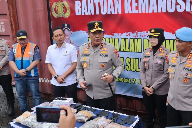 
 Polda Sulsel Kirim Bantuan Kemanusiaan untuk Korban Bencana Alam di Sumatera