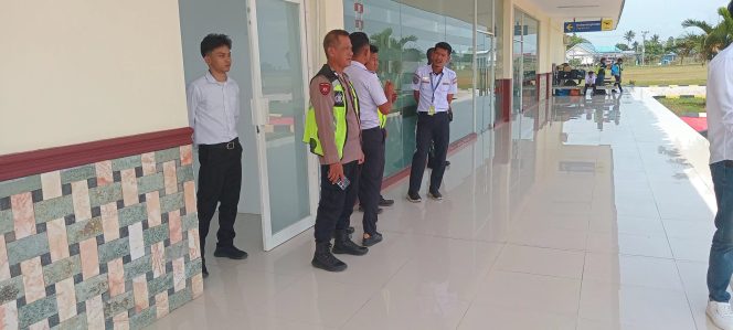 
 Polsek Awangpone Memantau Keberangkatan ATR FLYJAYA Ke Balikpapan Dengan Pilot Marifat Co pilot ADITYA