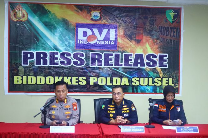
 Biddokkes Polda Sulsel Serahkan Satu Jenazah Korban Laka Pesawat ATR 42-500 ke Keluarga