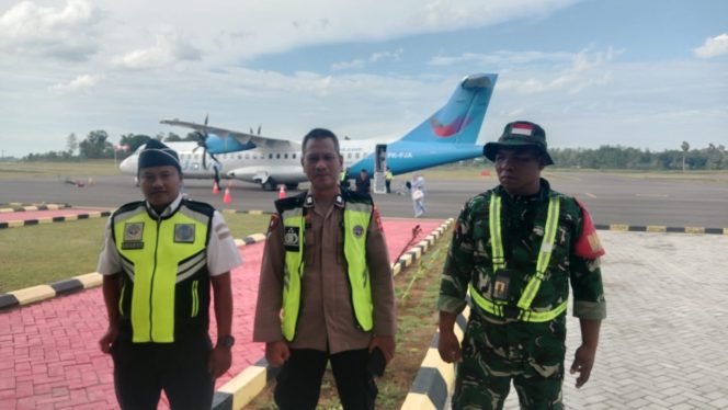 
 Polsek Awangpone Memantau Keberangkatan ATR FLYJAYA Menuju Makassar Dengan Pilot BAMBANG Co pilot STANLAY 