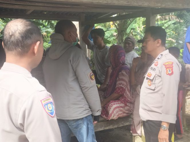 
 Wakapolsek Awangpone Pimpin Personil Bergerak Cepat Evakuasi Korban Tenggelam di Sungai Watang Jaling