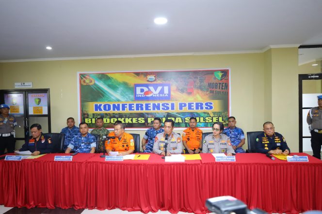 
 Tujuh Kantong Jenazah Korban Pesawat ATR 42-500 Diserahkan ke Biddokkes Polda Sulsel