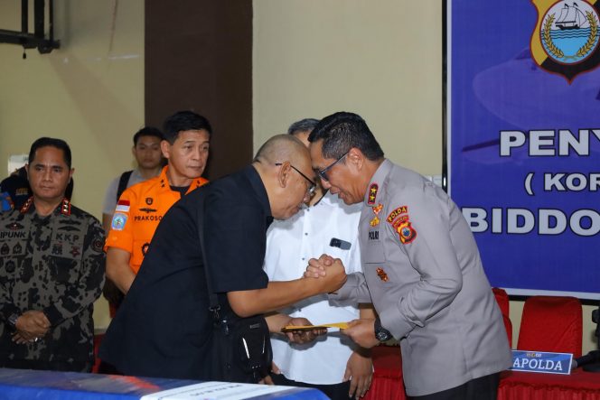 
 Biddokkes Polda Sulsel Serahkan 7 Jenazah Korban Pesawat ATR 42-500 kepada Keluarga