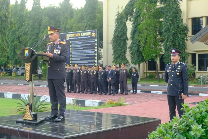 
 Wakapolda Sulsel Pimpin Upacara Penganugerahan Satyalancana Pengabdian Personel Polda Sulsel