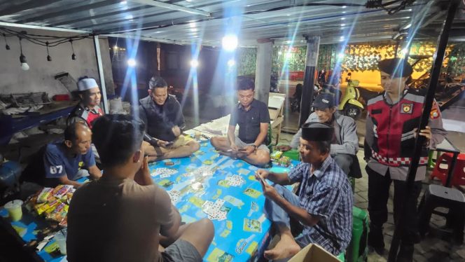
 KA SPKT I Polsek Barebbo Pimpin Patroli Biru, Sampaikan Pesan Kamtibmas kepada Warga