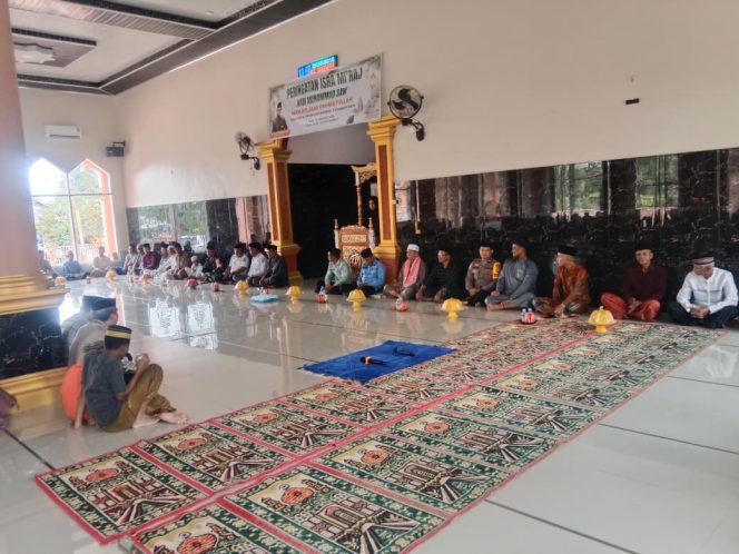 
 Bhabinkamtibmas Hadiri Peringatan Isra Mi’raj Nabi Muhammad SAW di Desa Kading