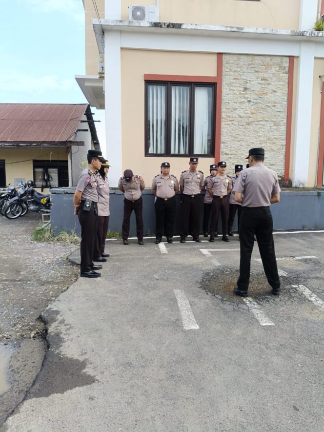 
 Kasat Binmas Polres Bone Pimpin Apel Satker dan Berikan Arahan kepada Personel