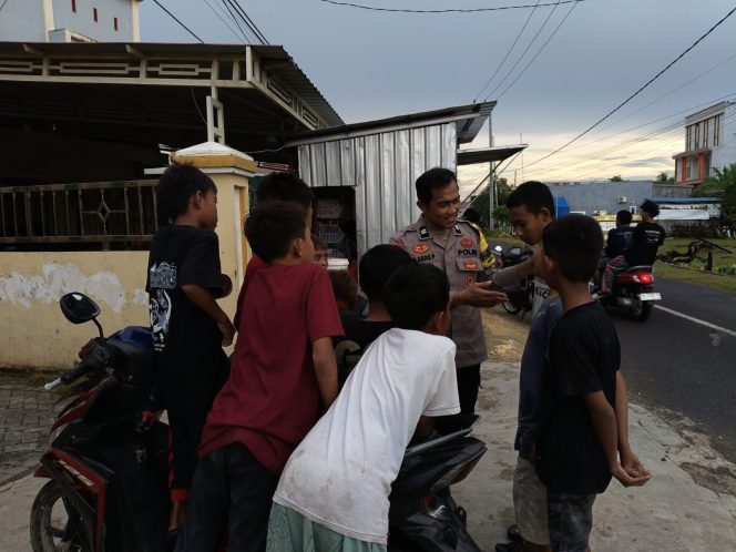 
 Bhabinkamtibmas Hadir di Tengah Warga, Pembinaan Remaja Demi Ketertiban Jalan Umum