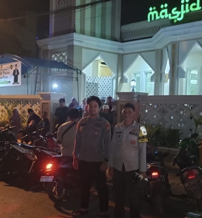 
 Polri Hadir Beri Rasa Aman, Tarawih di Masjid Al Itikaf Dikawal