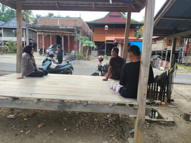 
 Sambang Desa, Bhabinkamtibmas Temui Warga dan Jaga Kamtibmas dan Pererat Silaturahmi
